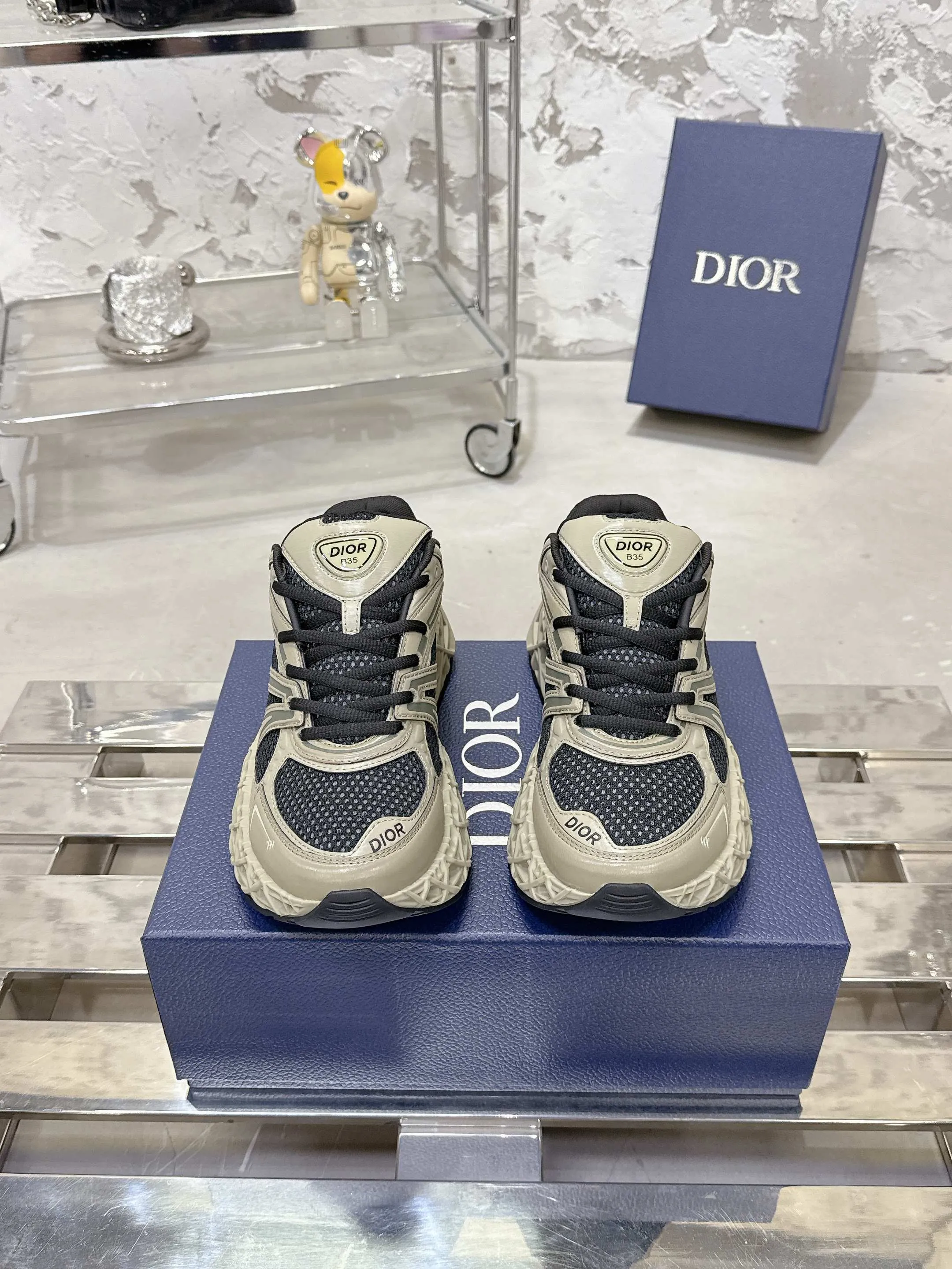 Factory price 780💰 Top version! ! ! Dior (B35) DIOR spring and summer men's wear show, the show was held at the Valle de Grasse School in Paris. Kim Jones drew inspiration from the works of South African artist Hylton Nel. The details of the shoes, clog soles and tribal elements, cleverly blended luxury craftsmanship and practicality, with fresh childishness and bright temperament, creating a new season hot spot. Dior KAWA Dior co-branded casual sports shoes reinterpret running shoes with Dior's high-end style. B35 is made of fine-textured leather and mesh fabric materials. It can be worn in all seasons, is comfortable and breathable, and has multiple lines on the shoe body to outline details. It has a full retro three-dimensional feel and can create a casual look all year round! Fabric: Cowhide/customized cloth material Lining: Imported breathable mesh Outsole: Original molded outsole Size: 39-46 (customized at 45.46)